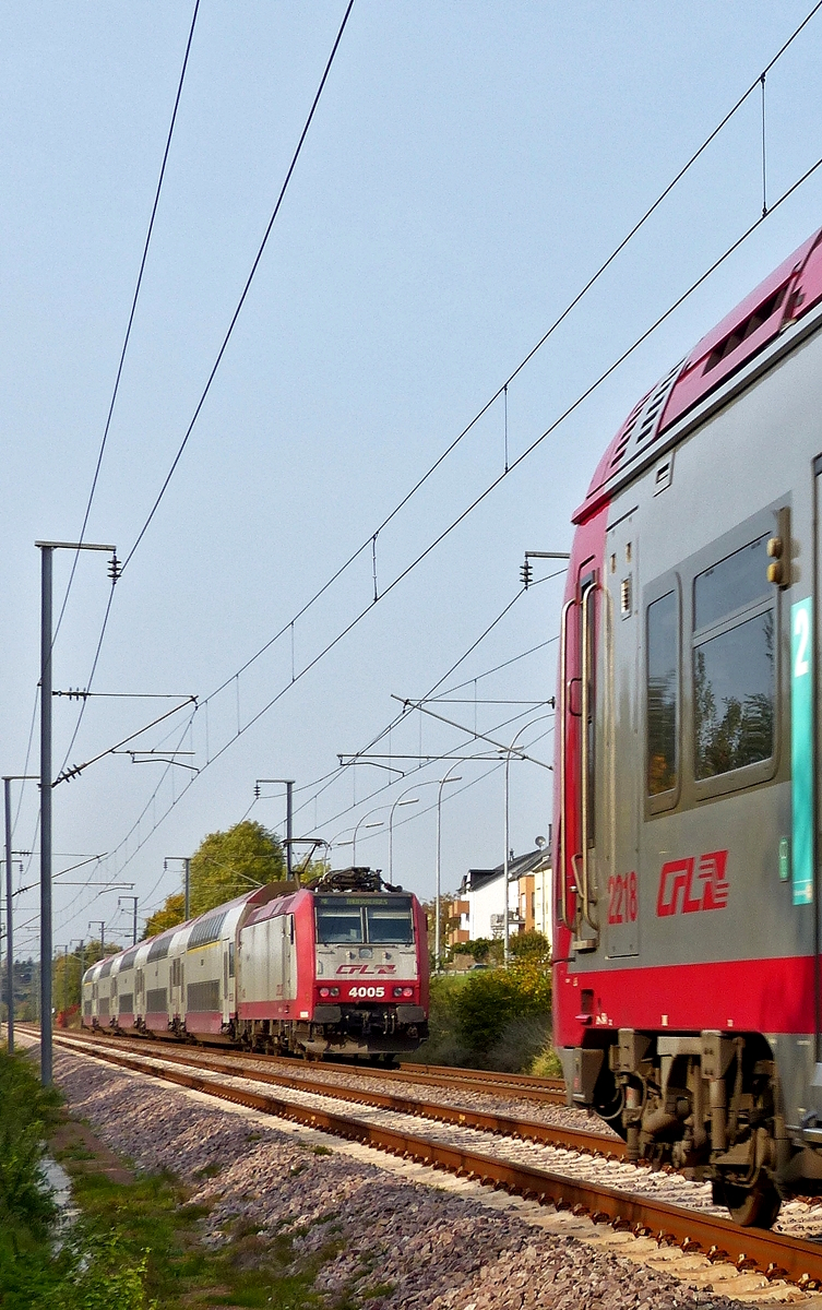 . Zugbegegnung an der luxemburgischen Nordstrecke - Zwischen Lintgen und Mersch, in der N�he von Rollingen, begegneten sich am 16.10.2017 der RE 3714 Luxembourg - Troisvierges in Form eines CFL Wendezuges und RE 3840 Troisvierges - Luxembourg in Form der Computermaus Z 2218. (Jeanny) 