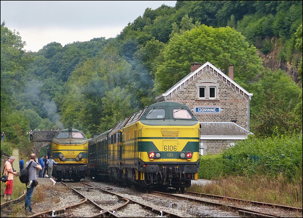 . Zum Vergleich das Bild des Bahnhofs Dorinne-Durnal nochmal in 1024 Pixel Gr��e: Am 17.08.2013 fand an der Museumsstrecke Le Chemin de Fer du Bocq ein Diesellok Festival statt. 

Die HLD 5128 und 6106 posieren in dem sch�nen Bahnhof Dorinne-Durnal. (Hans)