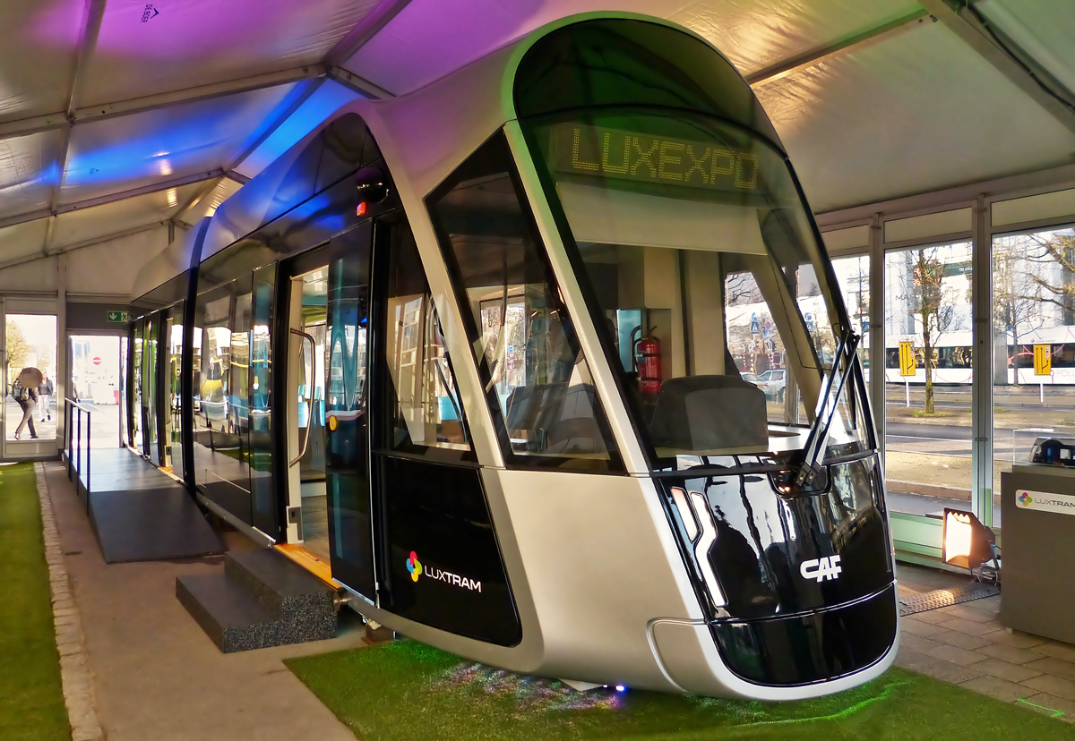 . Zur Zeit ist ein Modell im Ma�stab 1:1 von einem zuk�nftigen Stra�enbahnwagen der Stadt Luxemburg in Luxemburg-Kirchberg ausgestellt und kann dort besichtigt werden. Weitere Infos zur Luxtram gibt es hier (sogar in deutscher Sprache!): http://www.luxtram.lu/de/
14.12.2015 (Hans)
