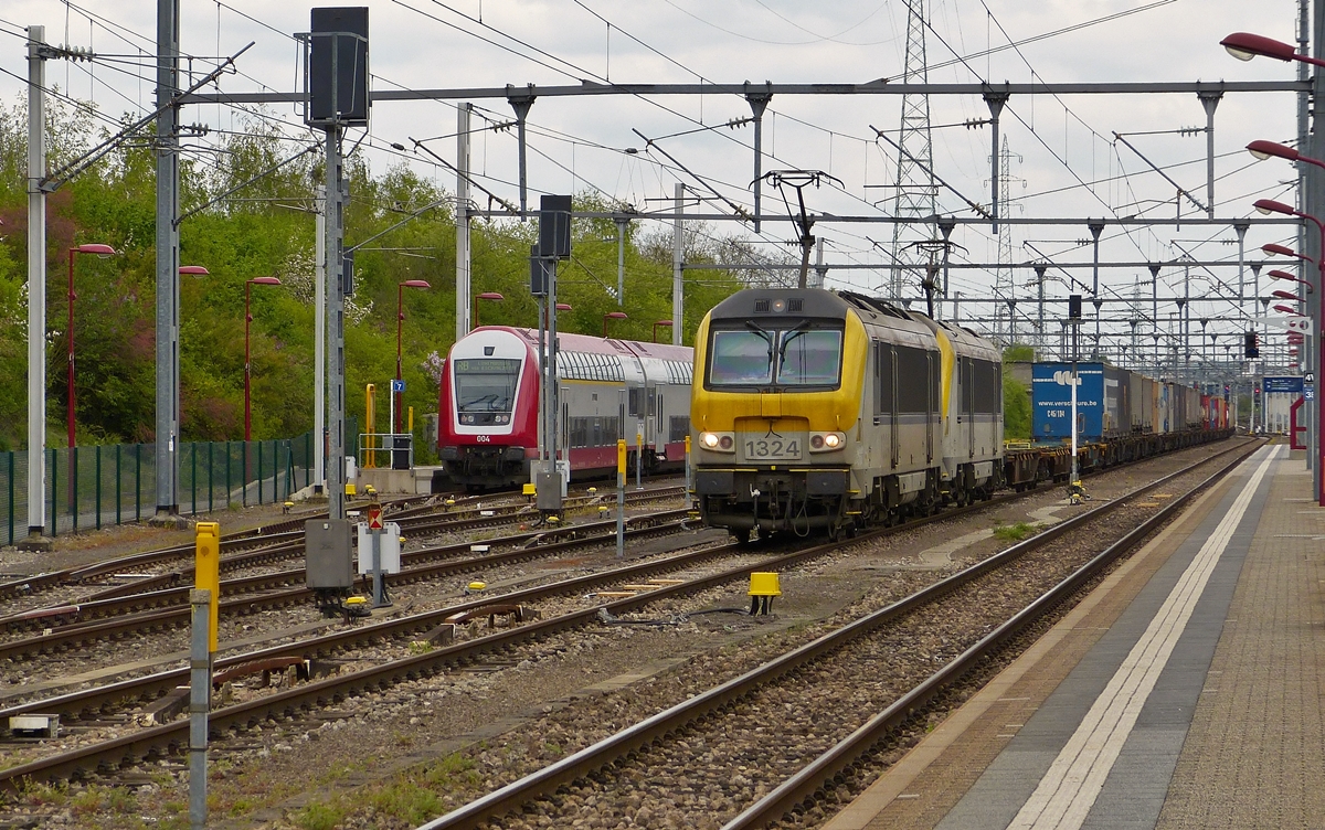 . Zwei Belgierinen in Rodange - Am 29.04.2015 ziehen zwei Loks der SNCB S�rie 13 einen G�terzug durch den Bahnhof von Rodange. (Hans)