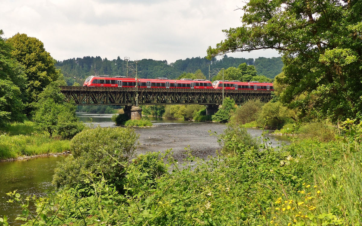 . Zwei gekuppelte Bombardier Talent 2 (BR 442 / 443) fahren am 27.06.2015 bei Herchen (zur Gemeinde Windeck im Rhein-Sieg-Kreis), als RE 9 (rsx - Rhein-Sieg-Express) Siegen - K�ln - Aachen, �ber die Siegbr�cke und erreichen gleich den Bahnhof Herchen. (Jeanny)
 