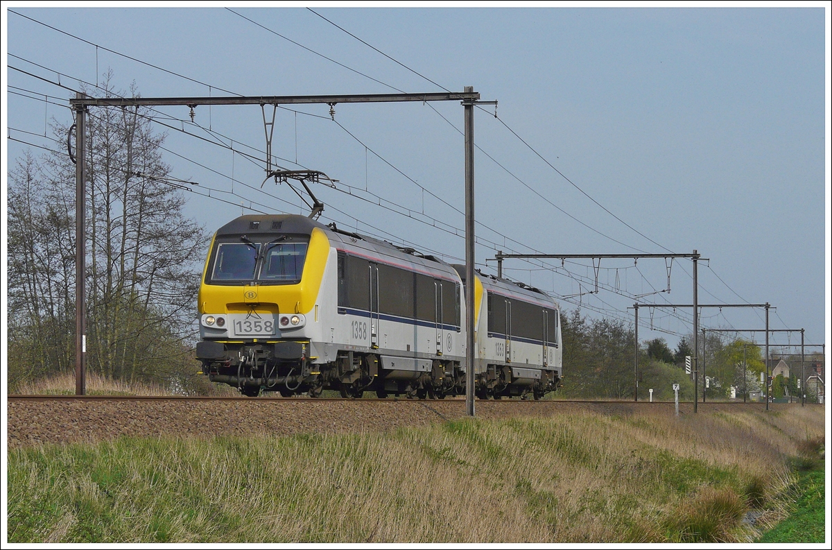 . Zwei Loks der S�rie 13 brausen am 10.04.2009 als Lokzug durch Hansbeke. (Jeanny)