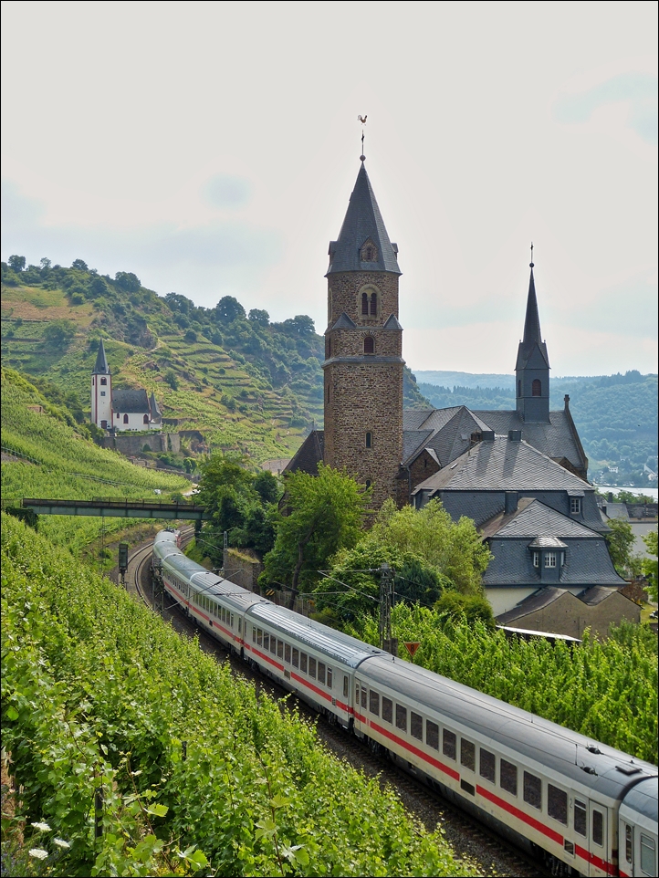 . Zweikirchenblick in Hatzenport - Im sanften Gegenlicht durchf�hrt der IC 133  Ostfriesland  Luxemburg - Norddeich Mole am 21.06.2014 den wundersch�nen Moselort Hatzenport. (Jeanny) 