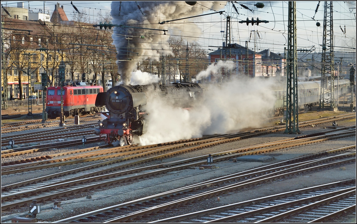 01 1066 bei der Abfahrt in Singen (Htw) Richtung Gotthard. März 2015.