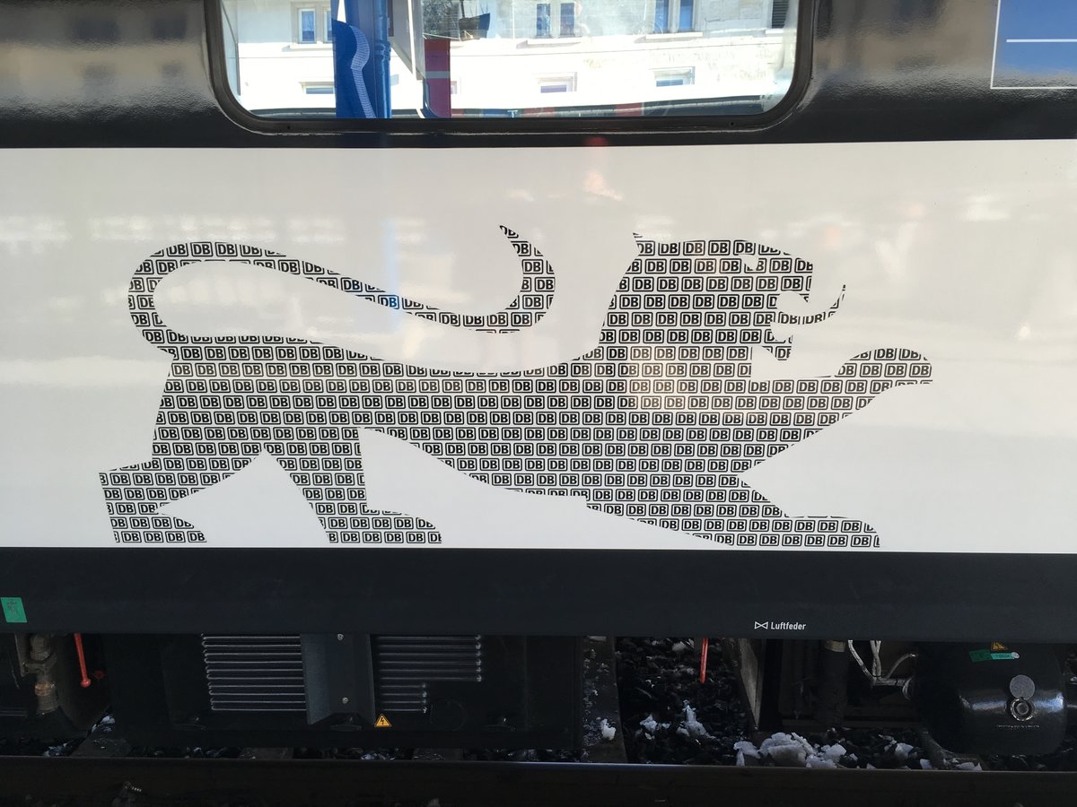 06.01.17 Bahnhof Aalen; 612 008; Landesdesign BW

Der Löwe des Landesdesign BW in der Nahaufnahme bestehend aus jede Menge kleine DB zeichen.