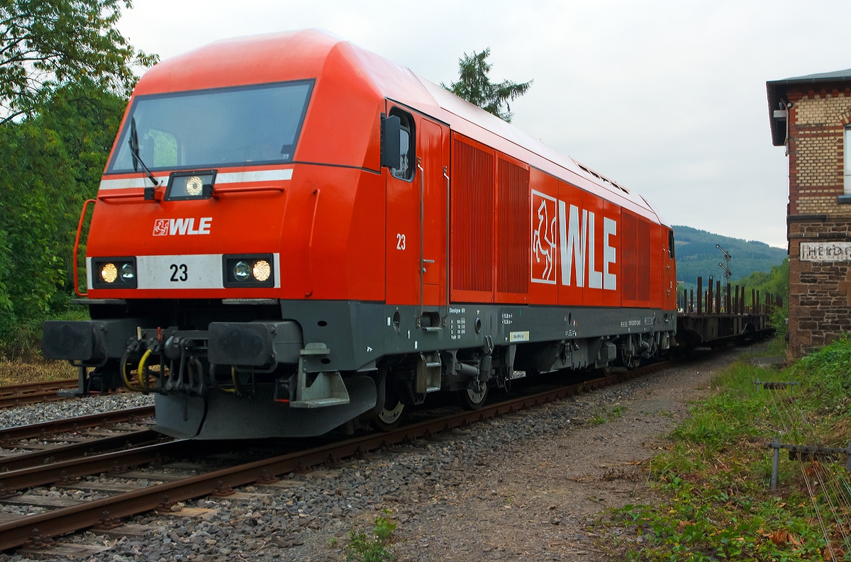 1 bis 2 mal die Woche wird das Werk Burbach-Holzhausen der Salzgitter Mannesmann Precision GmbH von der WLE (Westf�lische Landes-Eisenbahn GmbH) mit Luppen (Rohrrohlinge) versorgt.

Am 03.09.2013 war die WLE 23 (92 80 1223 057-1 D-WLE) im Einsatz, hier auf der R�ckfahrt mit nun leeren Schwerlastwagen (Gattung Sammnps) in Herdorf, wo sie Hp 0 hatte um den Gegenverkehr abzuwarten.

Die  Herkules   bzw. Siemens ER 20 (Eurorunner) wurde 2008 unter der Fabriknummer 21 593gebaut.

Es ist eine dieselelektrische Lokomotive, ein MTU 16 V 4000 R41 16-Zylinder Common Rai Dieselmotor mit einer Leistung von 2.000 kW (2.719 PS) treibt einen angeflanschtem Drehstrom-Asynchrongenerator an, der erzeugt dabei den Strom, mit dem die vier Motoren (einer f�r jede Achse) angetrieben werden. Die 80 t schwere Lok (Dienstgewicht) hat eine  H�chstgeschwindigkeit von 140 km/h.
