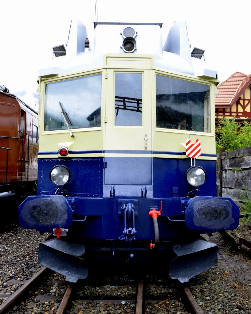 100 Jahre BLS: BDe 4/6 736  Blauer Pfeil , Baujahr 1936, Hersteller: SIG/SAAS, L�P: 41,5 m, Dienstgew.: 82 t, Leistung: 710kW/960 PS, Vmax: 110 km/h.
Der Triebwagen steht hier auf dem Ausstellungsgleis in Frutigen am 29.06.2013.