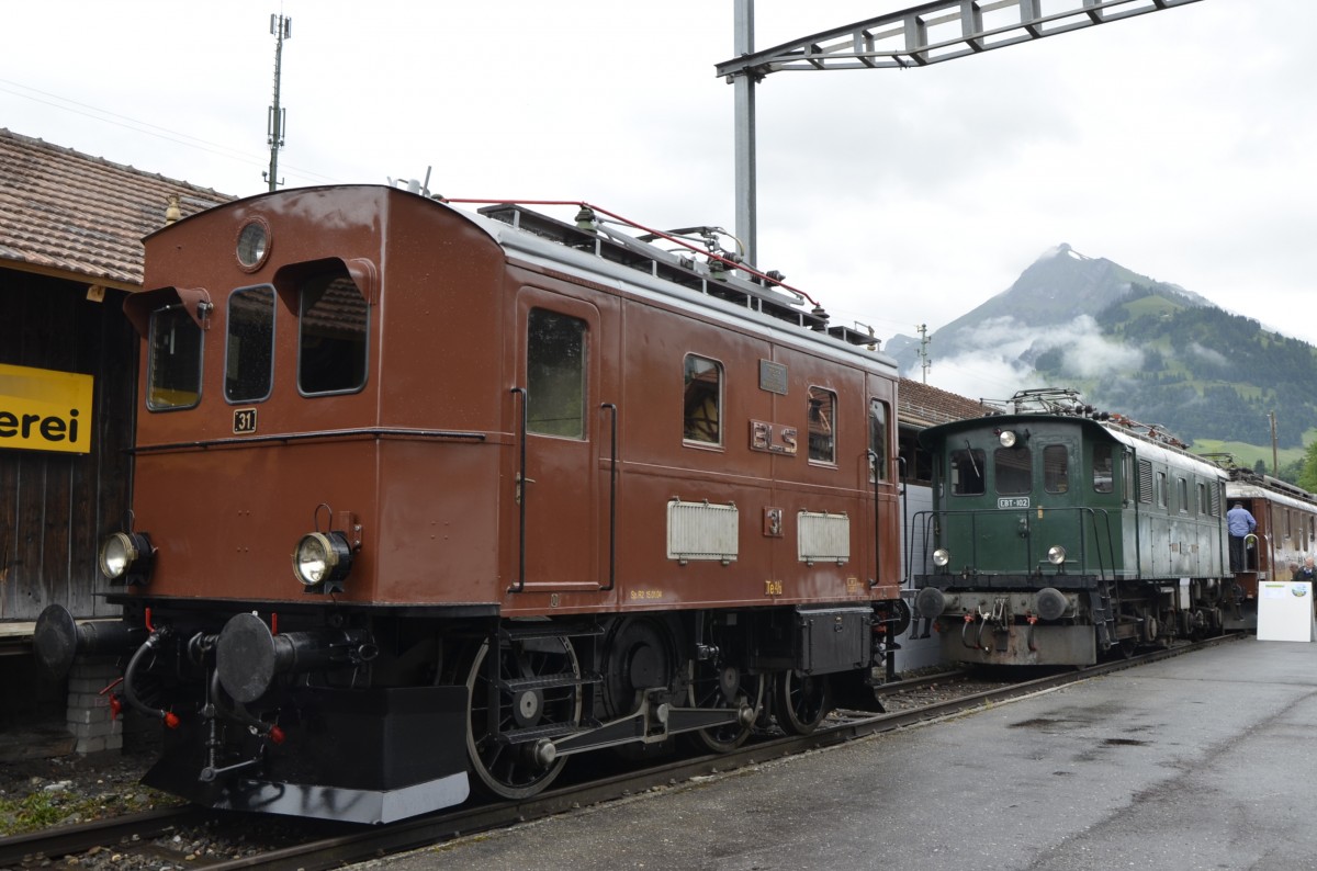 100 Jahre BLS: Te 2/3 31 der BLS und Be 4/4 102 der EBT am ersten verregneten Ausstellungstag (29.06.2013) 