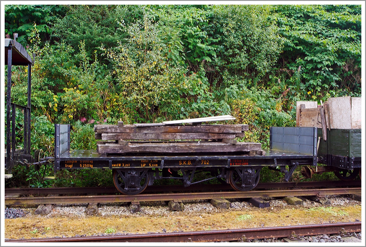 1.000 mm-Schmalspur-Flachwagen der Gattung (O)w, Baujahr 1887, S.K.B. 702, ex Oberrheinischen Eisenbahn-Gesellschaft AG (OEG), der Märkische Museums-Eisenbahn e.V. (MME) bzw.  Sauerländer Kleinbahn  am 18.08.2013 beim  Bahnhof Hüinghausen.

Technische Daten:
Länge über Puffer: 5.930 mm
Achsanzahl: 2
Achsabstand: 2.400 mm
Eigengewicht: 3.250 kg
Ladegewicht: 5.000kg
