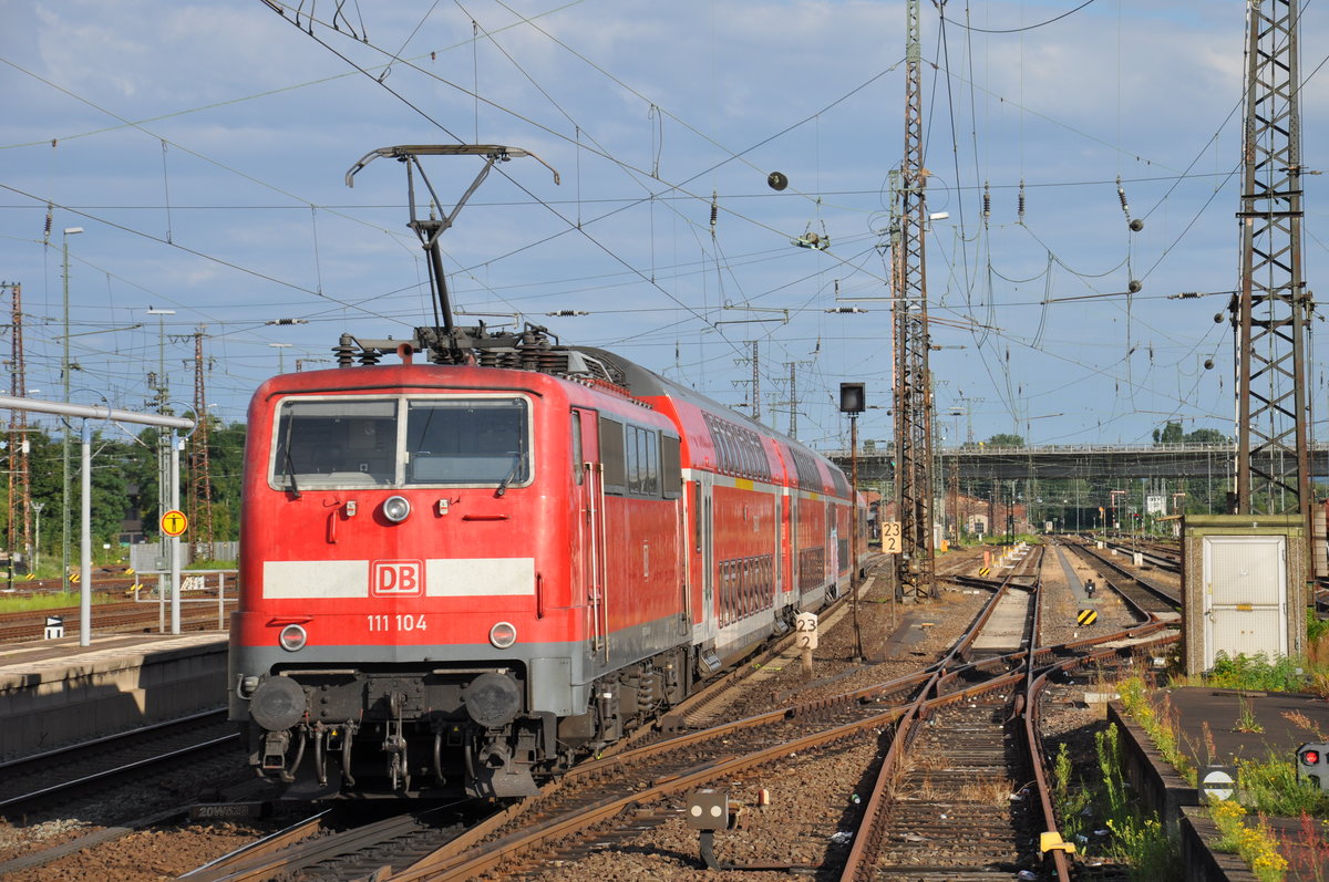 111 104 verl�sst als RB51-Verst�rker nach Bad Soden - Salm�nster den Hanauer Hauptbahnhof in Richtung Rodenbach. Planm��ig wird dieser Umlauf mit einer 114 mit 4 Doppelstockwagen gefahren, in diesem Fall war aber ein Wittenberger Stw und 111 104 eingereiht.