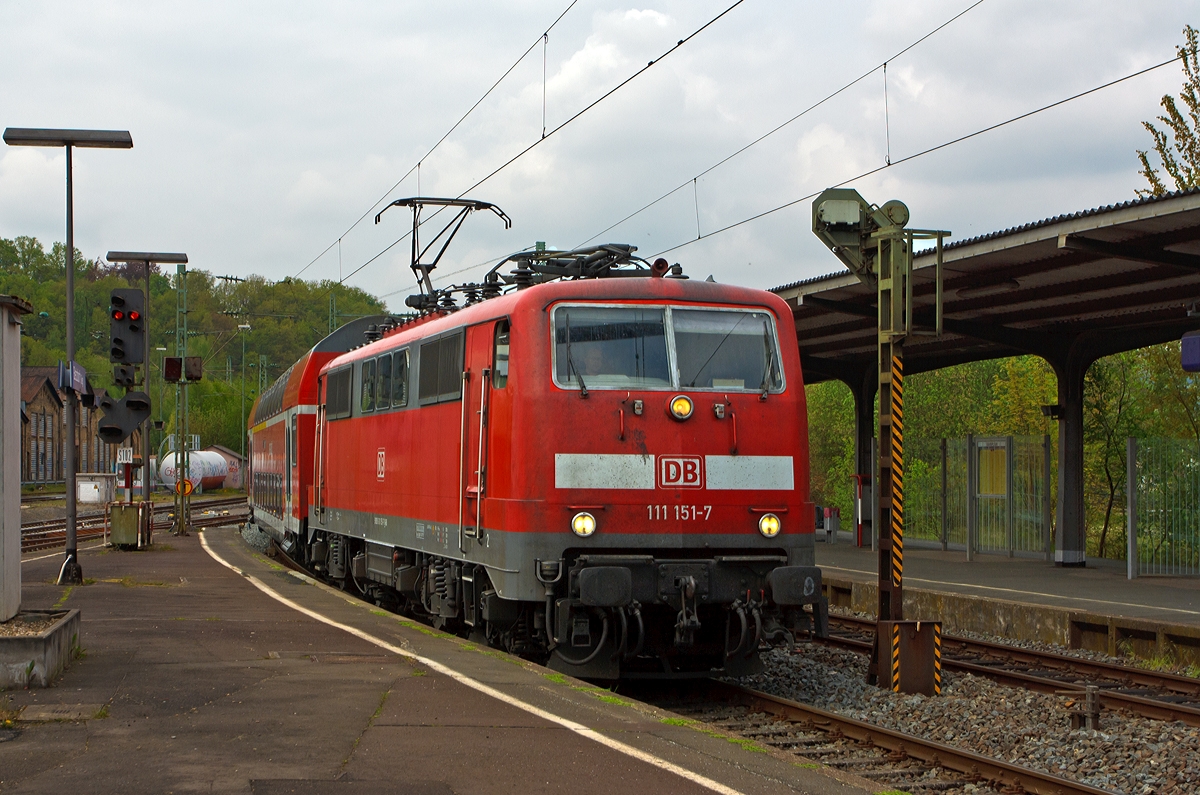 
111 151-7 der DB Regio NRW fährt am 26.04.2014 mit dem RE 9 - Rhein-Sieg-Express (Aachen-Köln-Siegen) in den Bahnhof Betzdorf/Sieg ein. 

Die 111er wurde 1981 bei Krauss-Maffei AG in München unter der fabriknummer 19863 gebaut. Sie hat die NVR-Nummer 91 80 6111 151-7 D-DB und die EBA-Nummer EBA 01G02A 151.