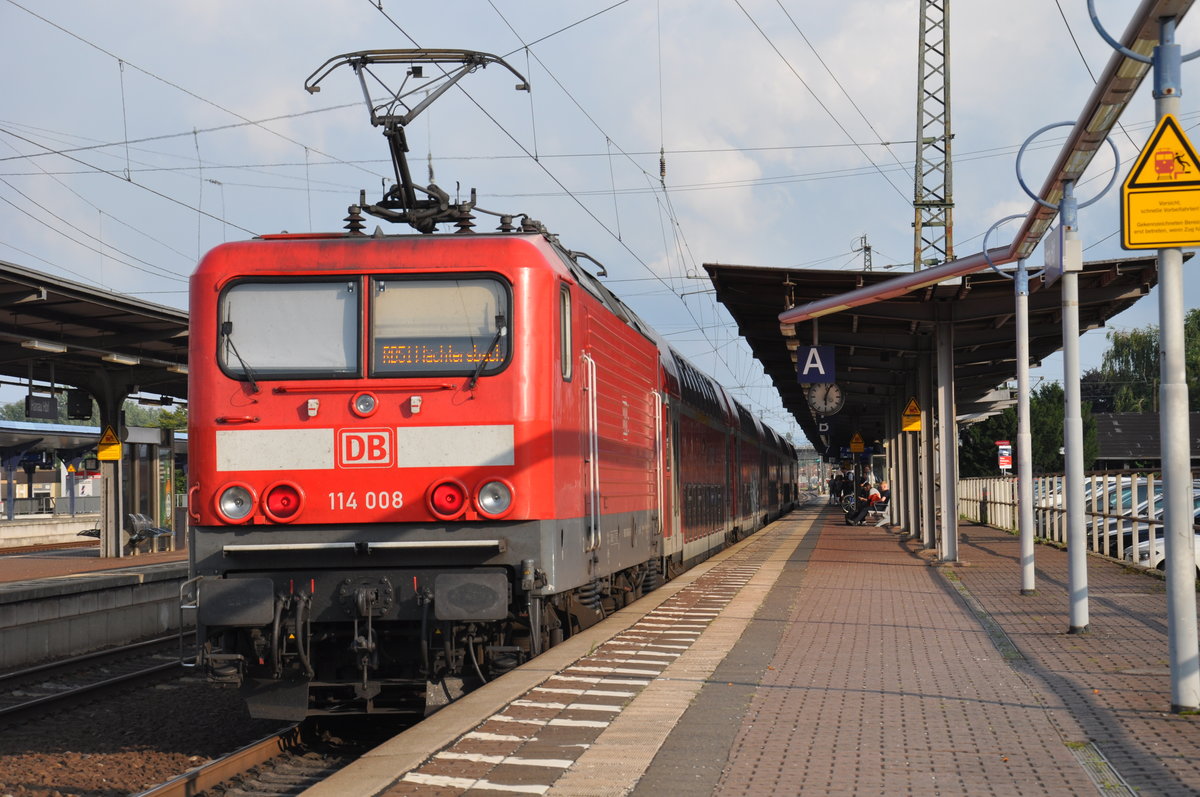 114 008 erreicht am 26.08.2017 als RB51 nach W�chtersbach den Hanauer Hbf.