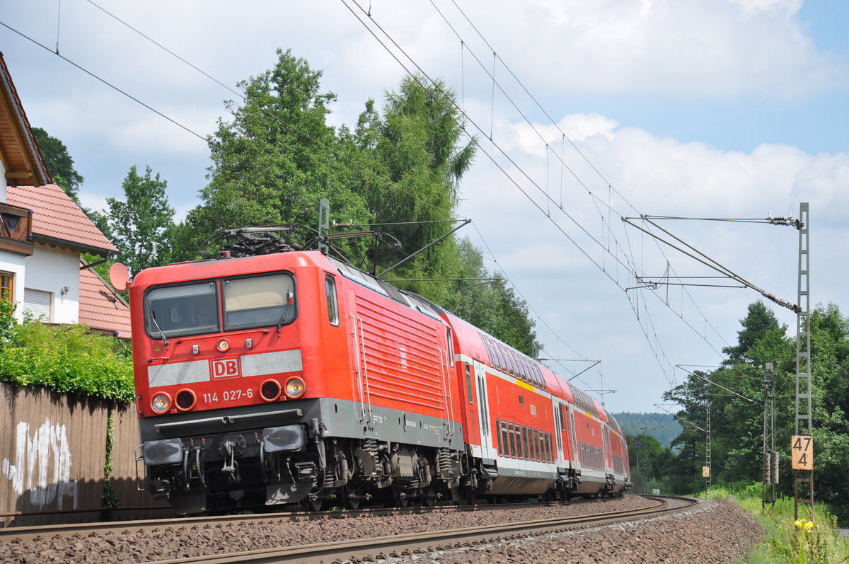114 027-6, leihweise aus Stuttgart, f�hrt am 03.07.2017 mit ihrer RB51(15615) in K�rze in den Bahnhof Haitz-H�chst ein.
