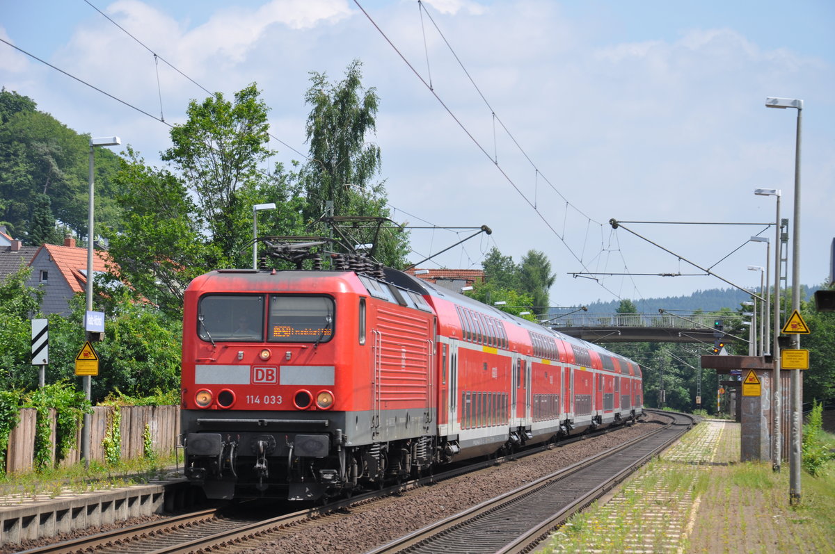 114 033 f�hrt am 03.07.2017 mit ihrem RE50 (4515) durch den Bahnhof Haitz-H�chst.