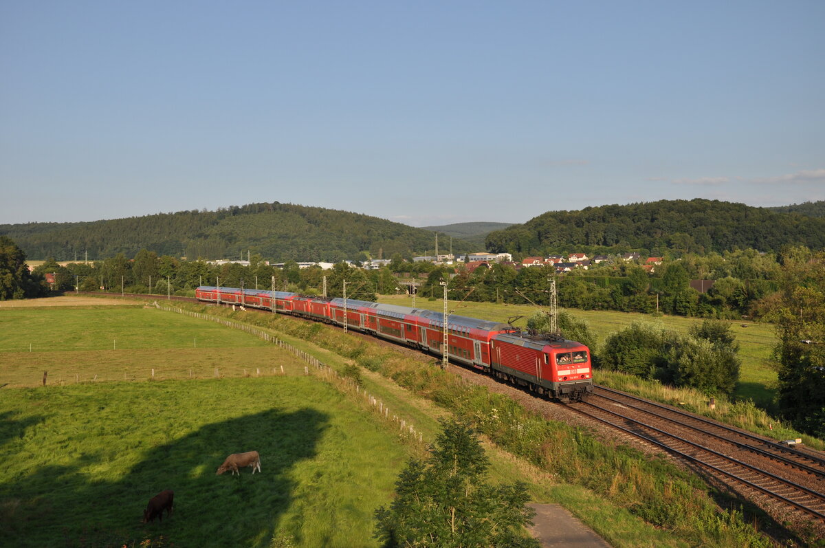 114 033 ist mit zwei weiteren 114ern in der Mitte des Zugverbandes am Abend des 21.07.2021 als Leerreisezug auf dem Weg von Bad Soden-Salmünster nach Frankfurt Hbf und wurde dabei von einer Brücke in Wirtheim fotografiert.
114 033 ist die einzige 114 in Frankfurt, welche auf einer Seite über eine grüne ZZA verfügt, ihre Schwestern haben alle im Laufe der Jahre eine orangene LED-ZZA erhalten.