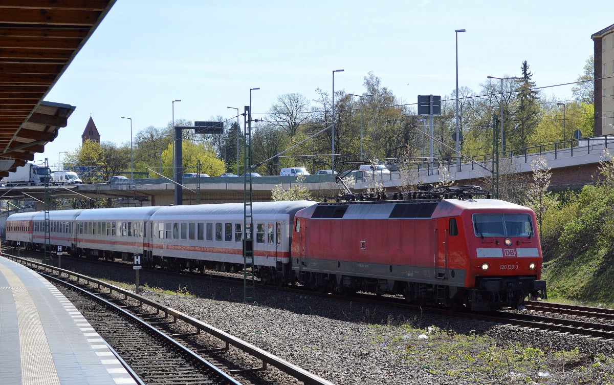 120 138-3 mit IC-Wagengarnitur auf dem Berliner InnenRing Höhe Berlin-Westend.