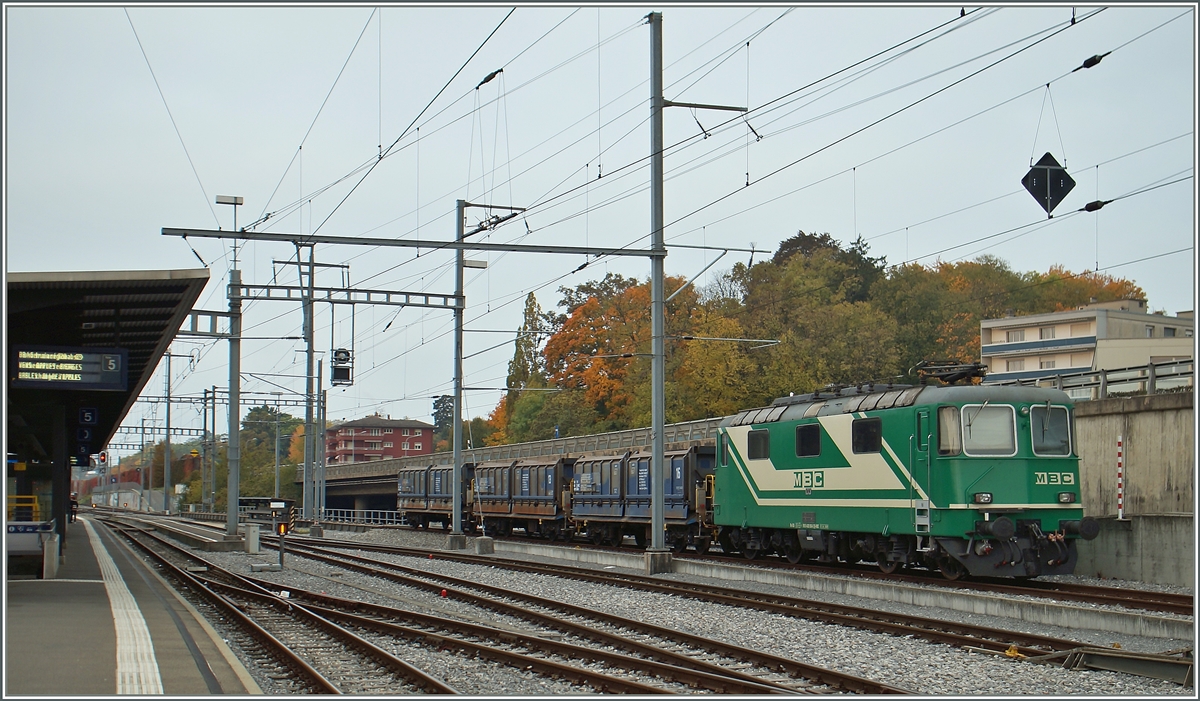 120 Jahre BAM MBC - Jubiläumsimpessionen: Zwar abgebügelt, aber passend vor ihren Fads steht die BAM Re 4/4 II (UIC 91 85 4420 506-8 CH-MBC) in Morges als Einstimmung aufs Fest.
24. Okt. 2015
 