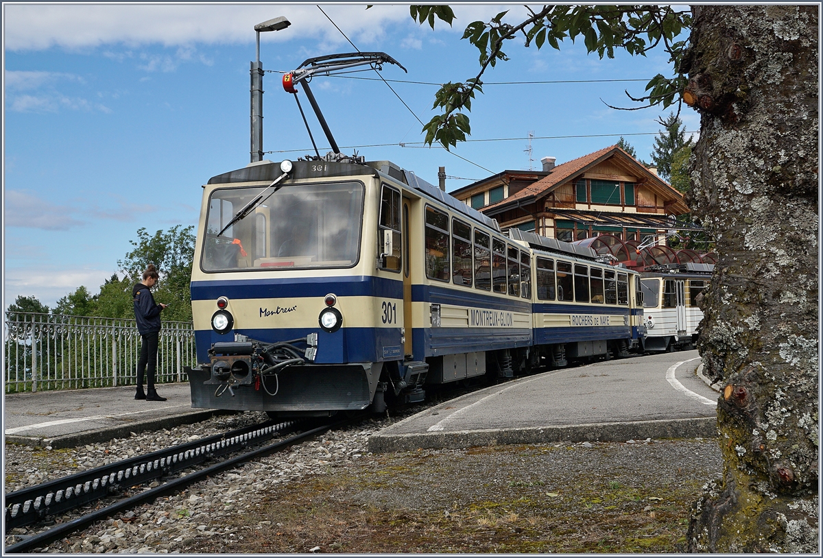 125 Jahre Glion Rochers de Naye - Dank den Feierlichkeitnen konnten Bilder gemacht werden, die sonst nicht gestattet wären (Bahngebiet) Ein solches zeigt den Bhe 4/8 301 beim Halt in Glion.
16. Sept. 2017