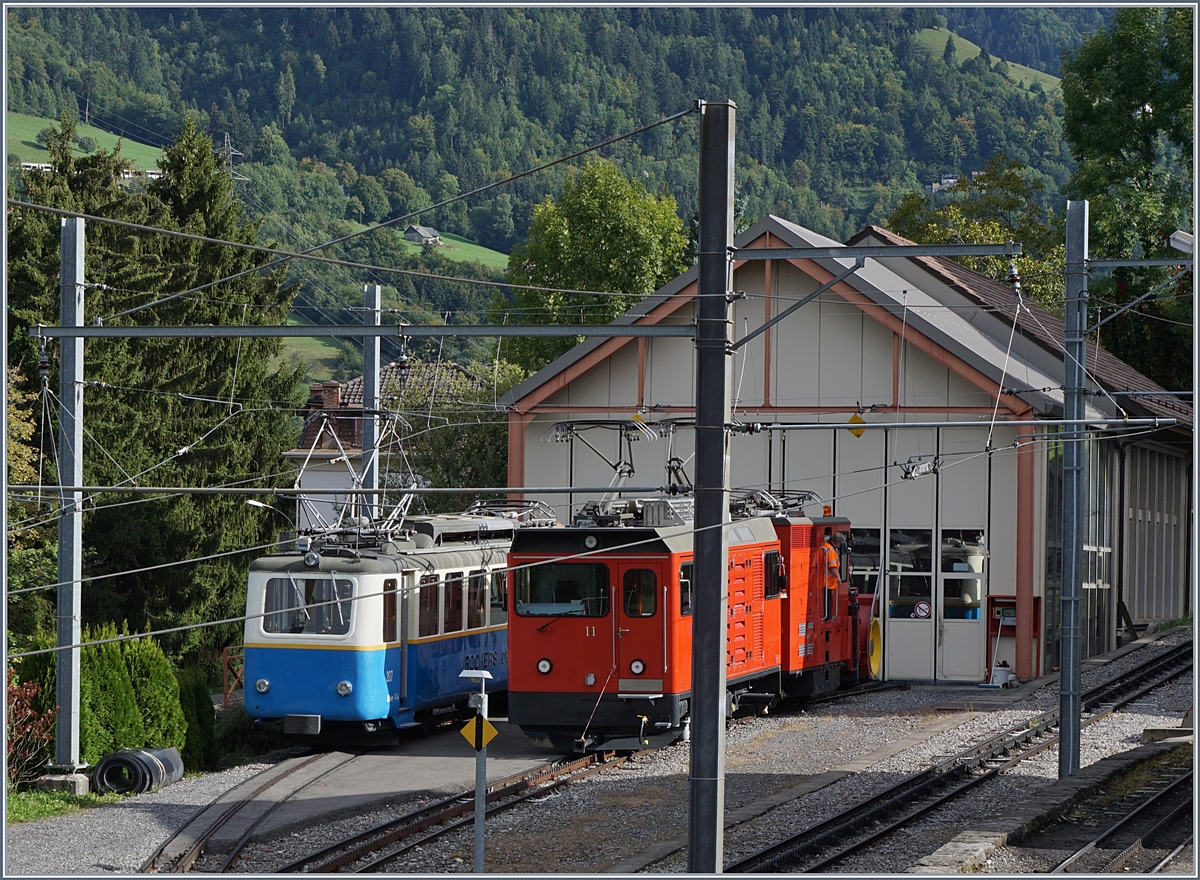 125 Jahre Glion Rochers de Naye - Der Bhe 2/4 207 und die Hem 2/2 mit der Xrot N° 4 warten beim Depot von Glion auf den baldigen Beginn der Jubiläumsparade. 
16. Sept. 2017