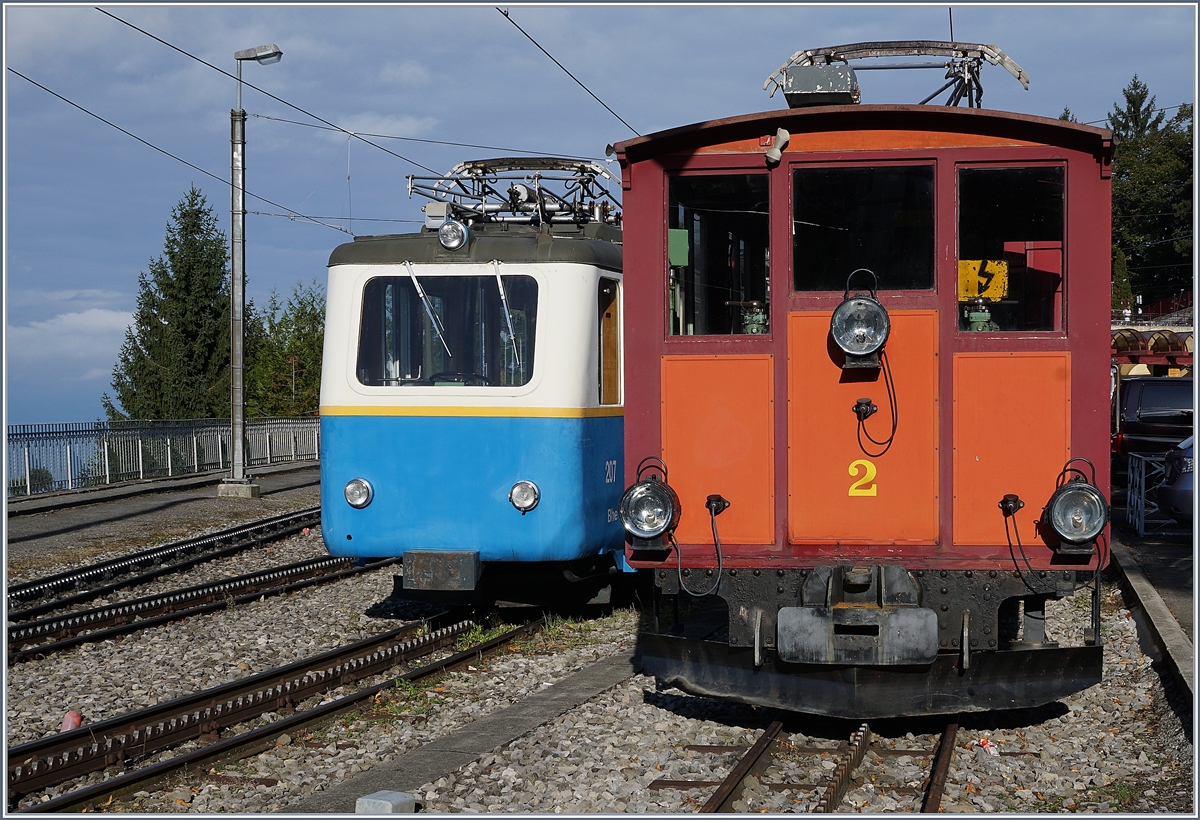 125 Jahre Glion Rochers de Naye - Am frühen Samstag Morgen warten in Glion der Bhe 2/4 207 und die HGe 2/2 N° 2 auf die Parade. Leider hat das Bundesamt für Verkehr jegliches bewegen der kleinen Lok untersagt, nicht einmal der Stromabnehmer durfte gehoben werden. 
16. Sept. 2017