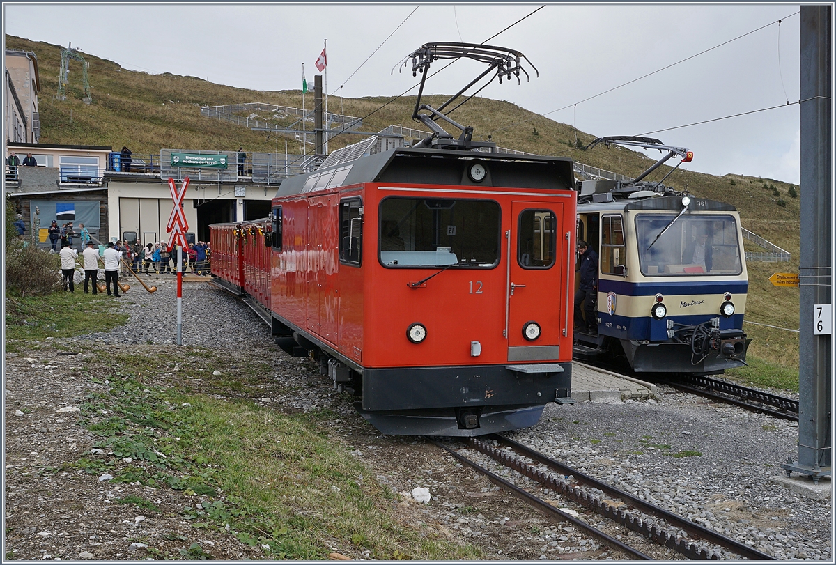 125 Jahre Rochers de Naye Bahn 1897 - 2017: die Feierlichkeiten zum Jubiläum 125 Jahre Rochers de Naye Bahn fanden Mitte September statt, wobei auf dem Rochers de Naye  nur  bahnfremde Aktivitäten angeboten wurden, wie z.B die ganz links im Bild zu sehende Alphornbläser. 
Das eigentliche Motiv aber ist der Hem 2/2 N° 12 mit dem blumengeschmückten Belle Epoque Zug.
16. Sept. 2017