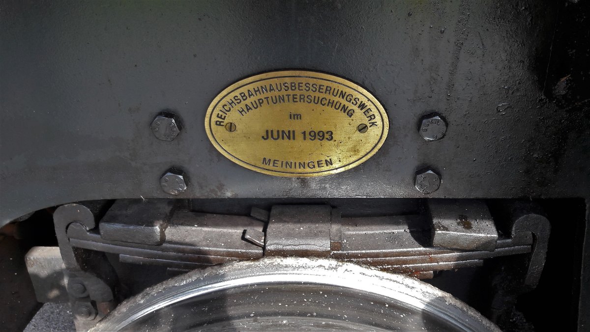 125 Jahre Yverdon-les-Bains-Ste-Croix
TRAVYS/YStC
LA TRACTION
Am 1. und 2. September 2018 feiert die Strecke Yverdon-les-Bains-Ste.Croix ihr 125. Jubiläum.
Zur Erinnerung an die ersten Betriebsjahre stehen an beiden Festtagen Dampfzüge für Sonderfahrten im Einsatz.
Am 29. August 2018 fand die Probefahrt mit der G 2/3 + 3/3 E 206 und den BC 74 und BC 75 zwischen Yverdon-les-Bains und Ste-Croix statt.
Speziell aufgefallen: Das Schild an der G 2/3 + 3/3 E 206. 
Foto:  Walter Ruetsch  