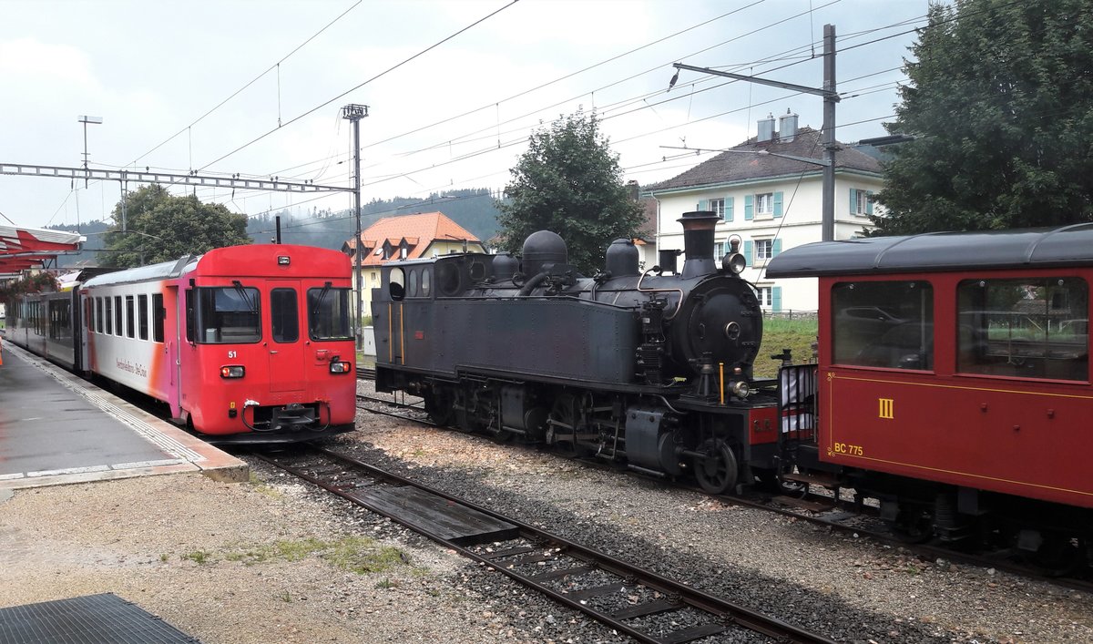 125 Jahre Yverdon-les-Bains-Ste-Croix
TRAVYS/YStC
LA TRACTION
Am 1. und 2. September 2018 feiert die Strecke Yverdon-les-Bains-Ste.Croix ihr 125. Jubiläum.
Zur Erinnerung an die ersten Betriebsjahre stehen an beiden Festtagen Dampfzüge für Sonderfahrten im Einsatz.
Am 29. August 2018 fand die Probefahrt mit der G 2/3 + 3/3 E 206 und den BC 74 und BC 75 zwischen Yverdon-les-Bains und Ste-Croix statt.
Spezielle Beachtung gilt dem alten Bt 51 der auch zusammen mit den neusten Zügen eingesetzt werden kann.
Foto:  Walter Ruetsch  