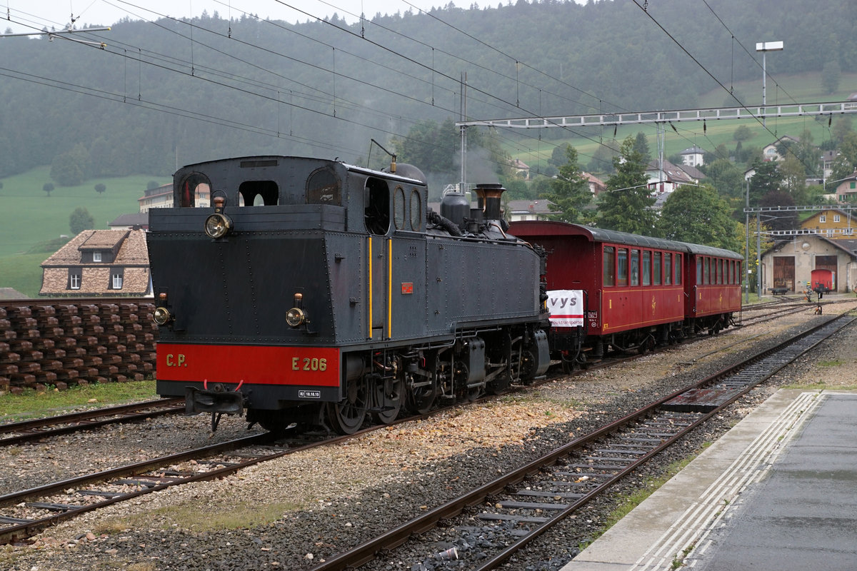 125 Jahre Yverdon-les-Bains-Ste-Croix
TRAVYS/YStC
LA TRACTION
Am 1. und 2. September 2018 feiert die Strecke Yverdon-les-Bains-Ste.Croix ihr 125. Jubiläum.
Zur Erinnerung an die ersten Betriebsjahre stehen an beiden Festtagen Dampfzüge für Sonderfahrten im Einsatz.
Am 29. August 2018 fand die Probefahrt mit der G 2/3 + 3/3 E 206 und den BC 74 und BC 75 zwischen Yverdon-les-Bains und Ste-Croix statt.
Foto:  Walter Ruetsch  