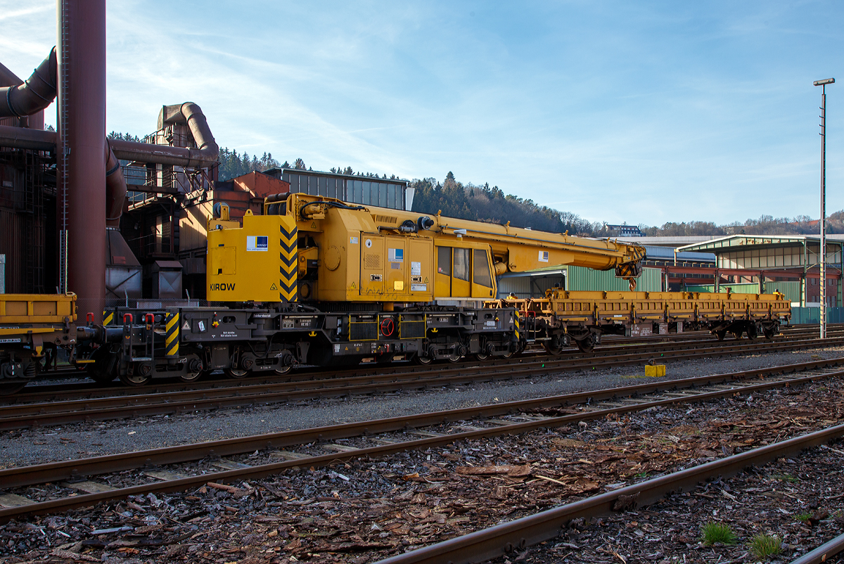 
125t - KIROW Gleisbauschienenkran KRC 810 T der Hering Bau (Burbach), Schweres Nebenfahrzeug Nr. D-HGUI 99 80 9419 024-1, ex 97 82 53 513 19-3, abgestellt am 17.02.2019 in Siegen-Eintracht auf dem Gelände der KSW Kreisbahn Siegen-Wittgenstein GmbH.

Der Kran wurde 2008 von KIROW in Leipzig unter der Fabriknummer 149000 gebaut und an die Hering Bau geliefert. Die Firma Hering Bau gehört in Deutschland zu den größten Eisenbahnkran-Dienstleistern, sie hat 12 eigene Krane.

Der 125-t-Eisenbahndrehkran wird für den Aus-und Einbau von schweren Betonweichen, Gleisjochen und Hilfsbrücken sowie für die Montage von Ingenieurbauwerken eingesetzt. Bei Havarien auf Bahnstrecken leistet er schnelle Hilfe zum Bergen schwerer Lasten.

Technische Daten
Eigengewicht: 128 t
Länge über Puffer: 13.000 mm
Achsanzahl: 8
Drehzapfenabstand: 8.000 mm
Drehzapfenabstand im Drehgestell 1 und 2: 2.300 mm
Achsabstand in den Einzeldrehgestellen: 1.100mm
Ergebene Achsabstände in m: 1,1 / 1,2 / 1,1/ 4,6 / 1,1 / 1,2 / 1,1
Achsfolge: 1'A'1A'A1'A1'
Achslast: 16,0 t
Motorleistung: 235 kW
Fahrgeschwindigkeit im Zugverband: 120 km/h
Fahrgeschwindigkeit mit Eigenantrieb: 20 km/h
zul. Anhängelast: 80 t
Zugelassen als Schwerwagen für Streckenklasse: CS 05
kleinster befahrbarer Radius: 90 m

Tragfähigkeiten:
bei 0,00 m Ausladung vor Puffer, mit Schwerlastausrüstung: 125 t
bei 2,80 m Ausladung vor Puffer, ± 30°, abgestützt: 90 t
bei 2,80 m Ausladung vor Puffer, ± 20°, freistehend: 46 t
