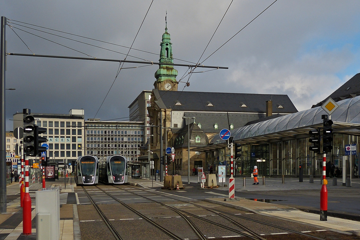 13.12.2020.  Erster Tag der Personenbeförderung der Straßenbahn in der Stadt Luxemburg. 
2 Straßenbahnfahrzeuge stehen am Halt „Gare Central“ in der Stadt Luxemburg.

