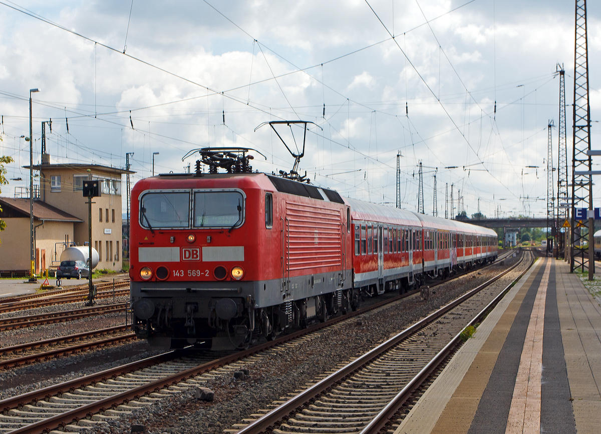 
143 559-2 (ex DR 243 559-2) mit n-Wagen (ex Sieberlinge), als RB 55  Frankfurt-Hanauer Eisenbahn  (Hanau - Frankfurt/Main Süd) fährt am 27.08.2014 in den Hbf Hanau ein.

Wie alle 143er wurde auch diese 1990 bei LEW (Lokomotivbau Elektrotechnische Werke Hans Beimler Hennigsdorf) unter der Fabriknummer 18566 und als 243 559-2 an die Deutsche Reichsbahn geliefert, 1992 erfolgte die Umzeichnung in DR 143 559-3 und 1994 in DB 143 559-3. Sie war aber bereits schon ab 1991 an die DB vermietet.