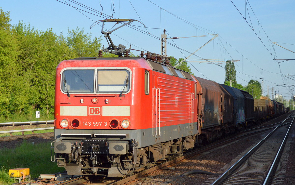 143 597-3 mit gemischtem Güterzug am 18.05.17 Berlin-Hohenschönhausen.