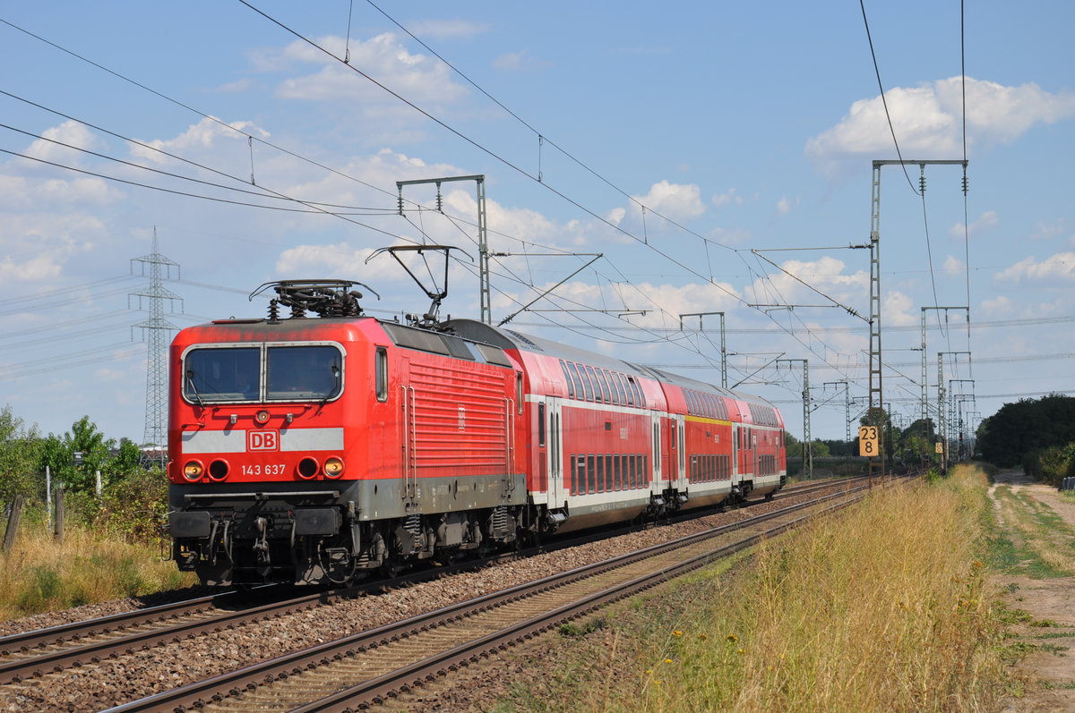 143 637 zog am 26.07.2018 ihre aus 3 Doppelstackwagen bestehende RB75 (28872) nach Wiesbaden Hbf und erreicht in Kürze den Haltepunkt Klein Gerau.