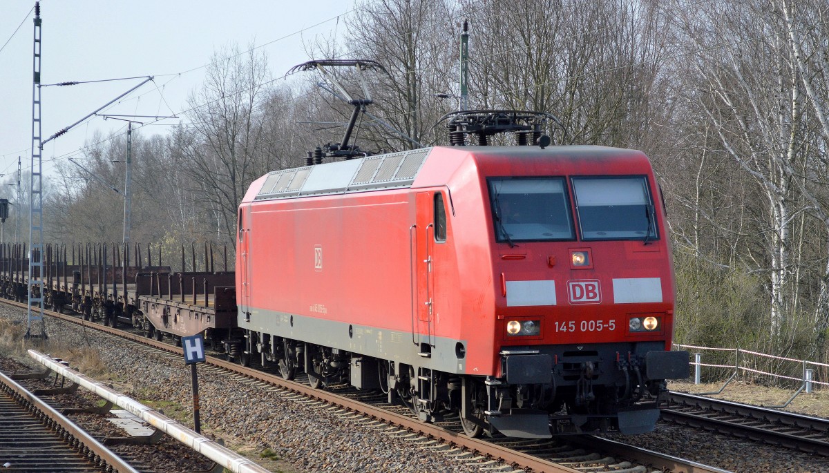 145 005-5 mit leeren Drehgestell-Flachwagen am 25.03.15 Mühlenbeck/Mönchmühle b.Berlin.