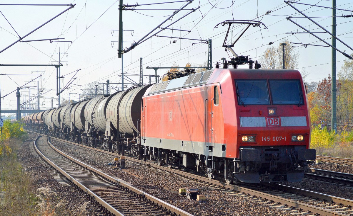 145 007-1 mit gemischtem Güterzug am 28.10.15 Bhf. Flughafen Berlin-Schönefeld.