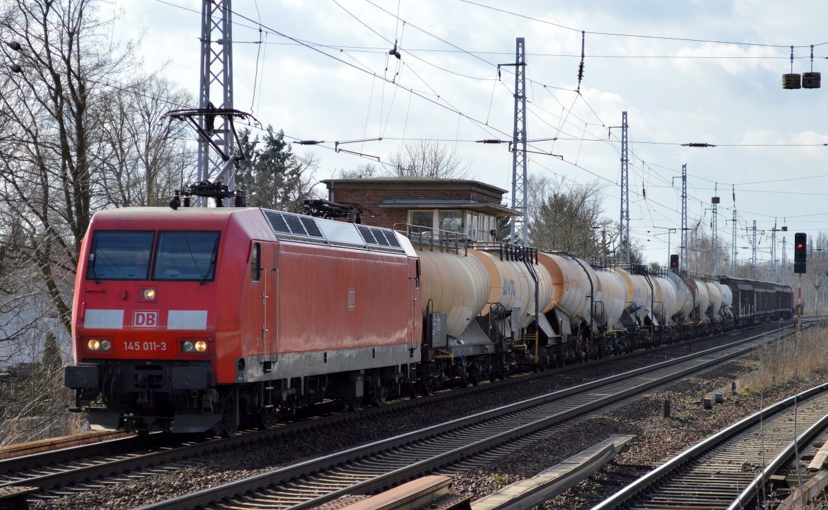 145 011-3 mit gemischtem Güterzug am 04.03.15 Berlin-Karow. 