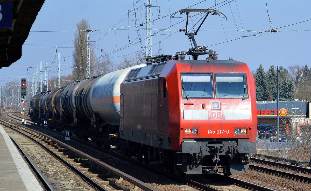 145 017-0 mit Kesselwagenzug am 19.03.15 Berlin-Karow.