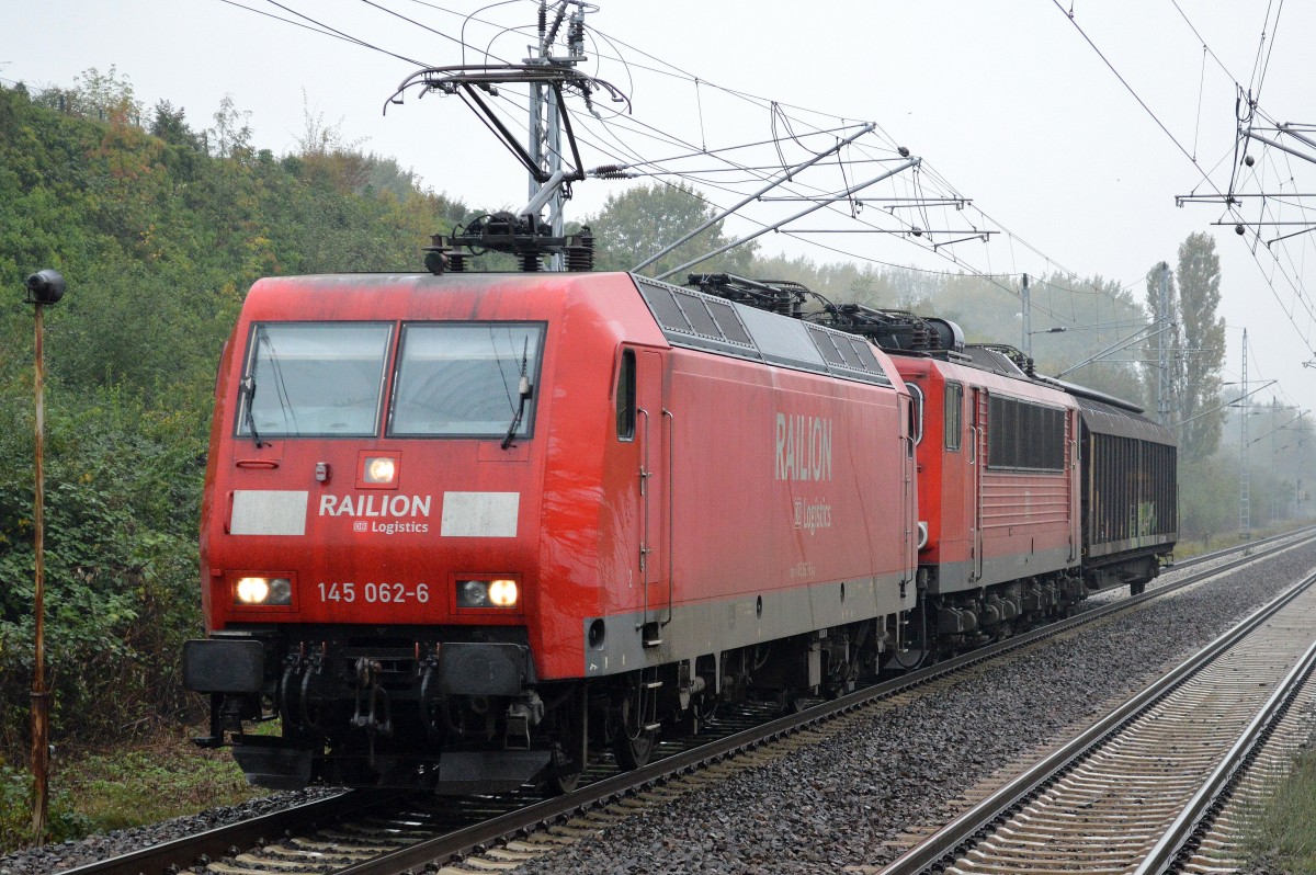 145 062-6 mit 155 253-8 und Schiebewandwagen am Haken am 30.09.14 Berlin-Hohenschönhausen.