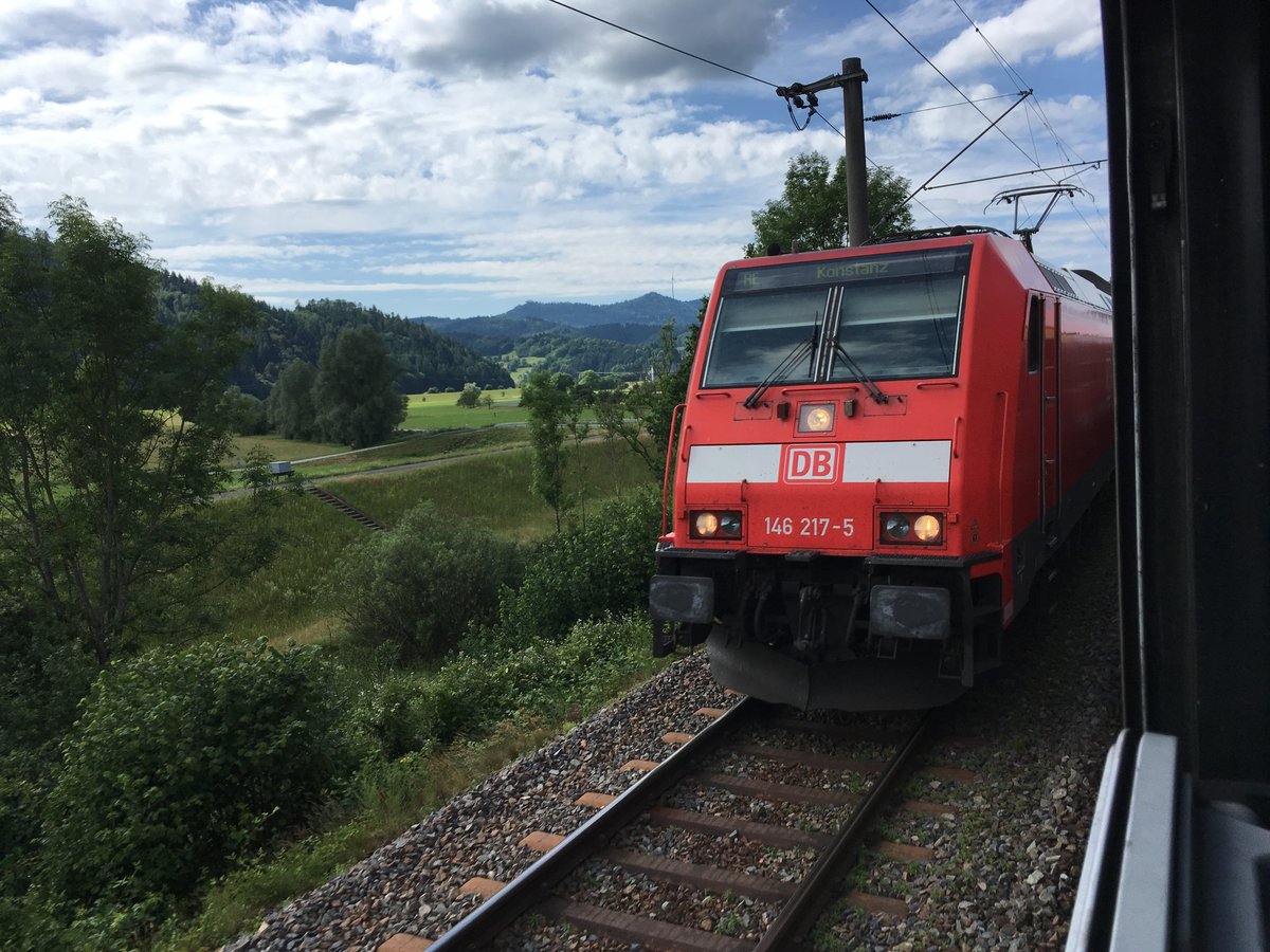 146 217 als Re nach Konstanz am 05.06.17 bei Offenburg.

Aufgenommen aus dem n Wagen Sonderzug.