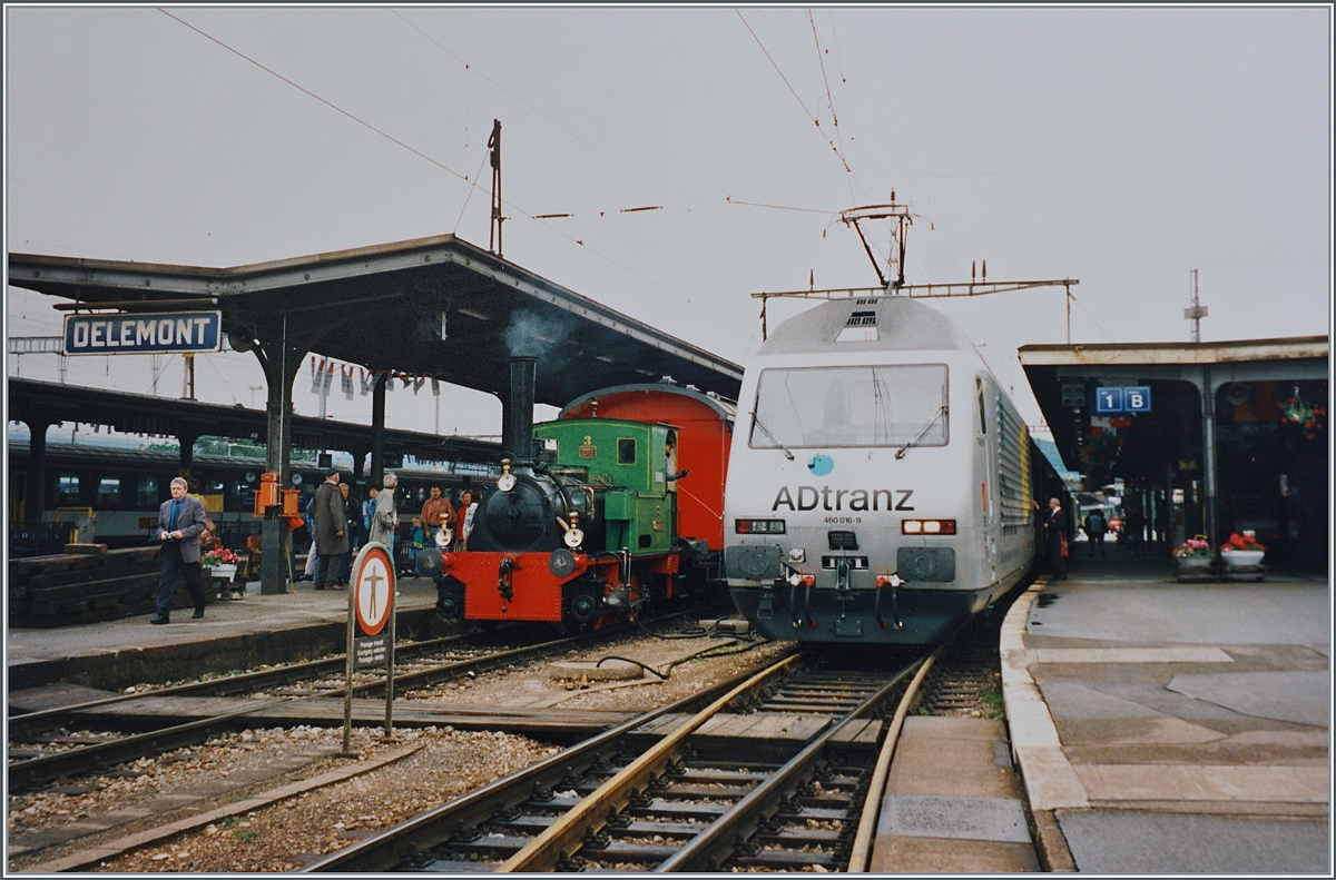  150 Jahre Schweizer Bahnen  Die E 2/2 N° 3  Zephir  besorgte mit CZm 1/2 31 und zwei RHB Wagen den Pendelverkehr zwischen dem Bahnhof und der Drehscheibe beim Lok Dépôt in Delémont. Das Bild zeigt die kleine  Bödelibahn  Dampflok im Bahnhof vom Delémont neben der damals  ziemlich neuen Re 460 016-9. 

Analogbild vom Sommer 1997