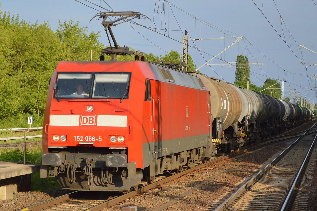 152 086-5 mit Kesselwagenzug (leer) Richtung Stendell am 15.06.17 Berlin-Hohenschönhausen.