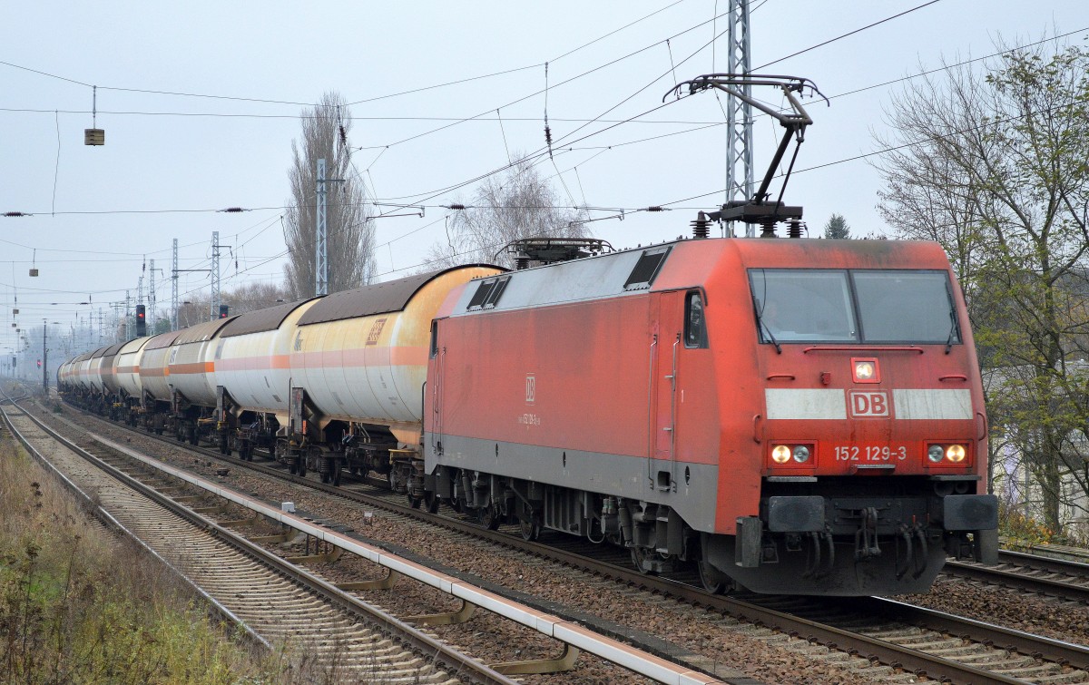 152 129-3 mit Kesselwagenzug am 20.11.14 Berlin-Karow.