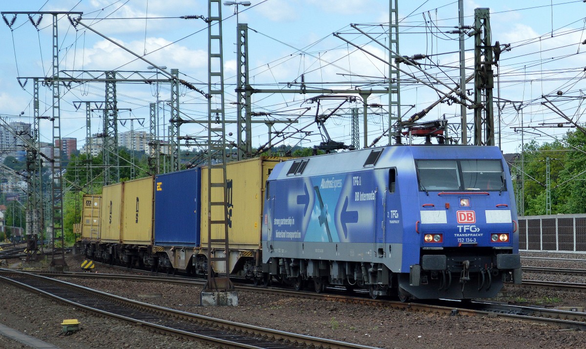 152 134-3 mit Containerzug am 16.05.14 Durchfahrt Fulda Hbf.