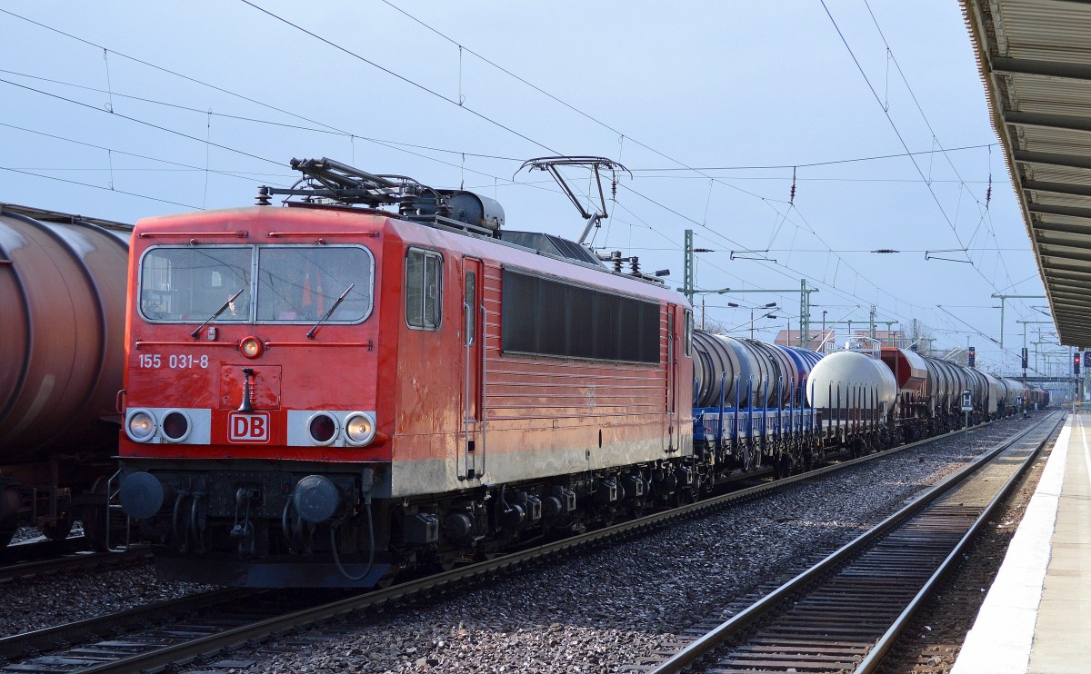 155 031-8 fährt mit gemischtem Güterzug zum Kurzhalt im Bhf. Flughafen Berlin-Schönefeld ein, 19.03.14