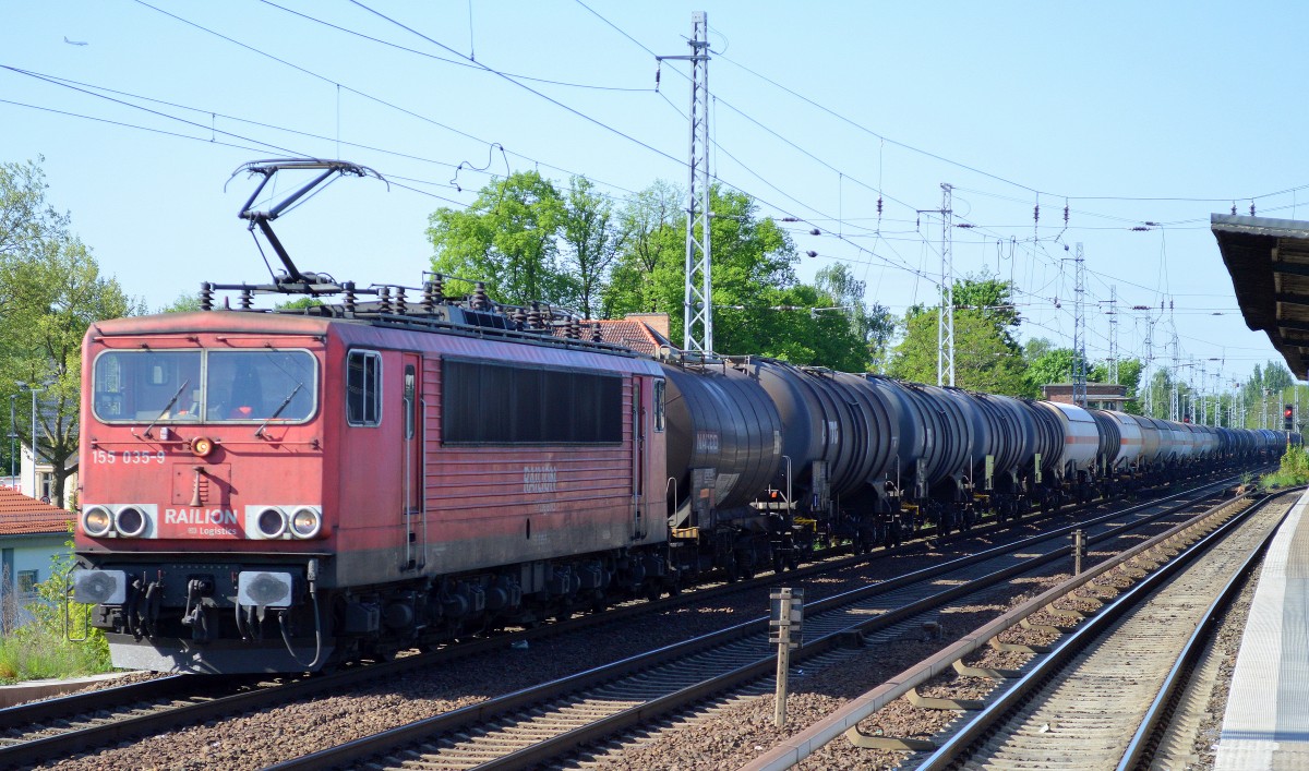 155 035-9 mit langem Kesselwagenzug (Leerzug) Richtung Stendell am 13.05.15 Berlin-Karow.