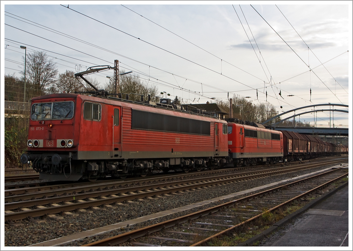 155 073-0 der DB Schenker Rail Deutschland AG fährt am 21.12.2013, mit der kalten 151 048-6 und einem Coil-Güterzug am Haken,vom Güterbahnhof Kreuztal in Richtung Hagen. 

Einen freudlichen Gruß an den freudlichen Lokführer retour.