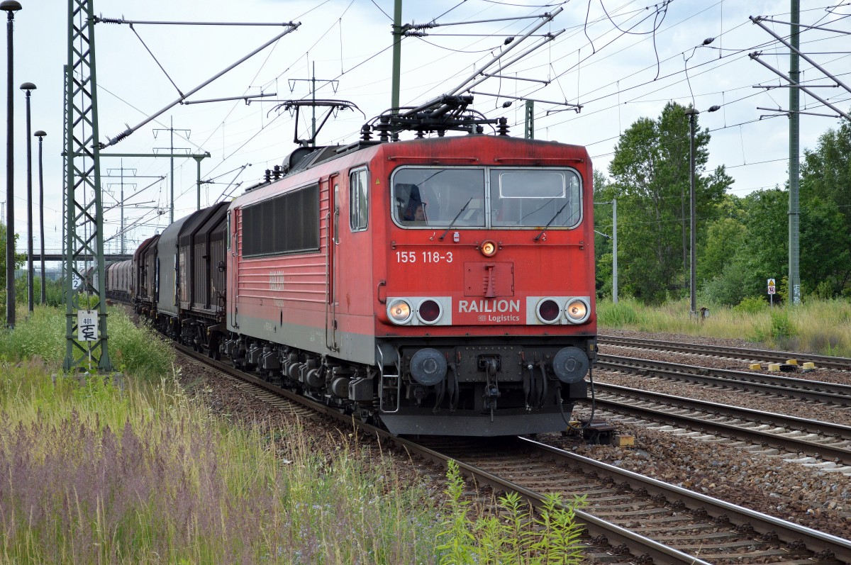 155 118-3 fährt mit einem gemischten Güterzug kurz zum Personalwechsel im Bhf. Flughafen Berlin-Schönfeld ein, 26.06.14