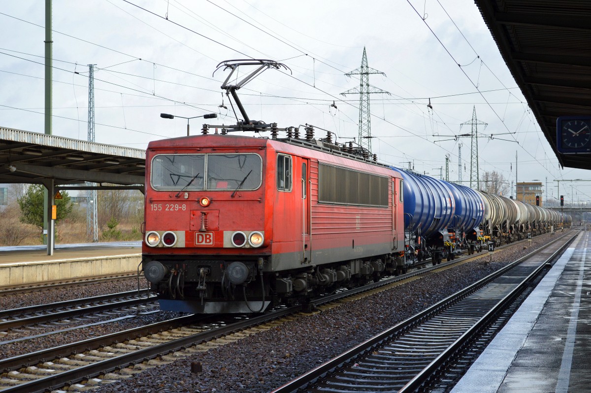 155 229-8 fährt mit Kesselwagenzug zum Personalwechsel im Bhf. Flughafen Berlin-Schönefeld ein, 19.03.14