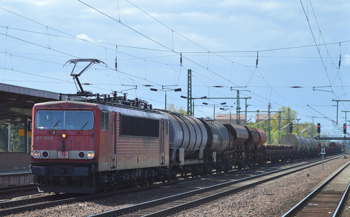 155 261-1 mit gemischtem Güterzug am 22.04.17 BF. Flughafen Berlin-Schönefeld.