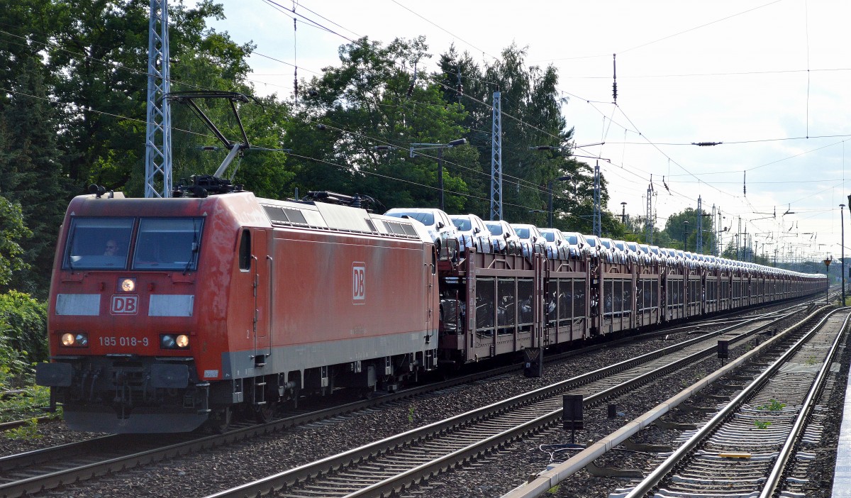 185 018-9 mit einem PKW-Transportzug am 15.07.15 Berlin-Hirschgarten.